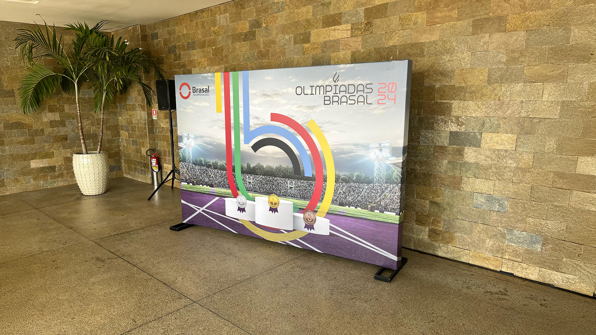 Backdrop das Olimpíadas Brasal montado em estrutura de alumínio